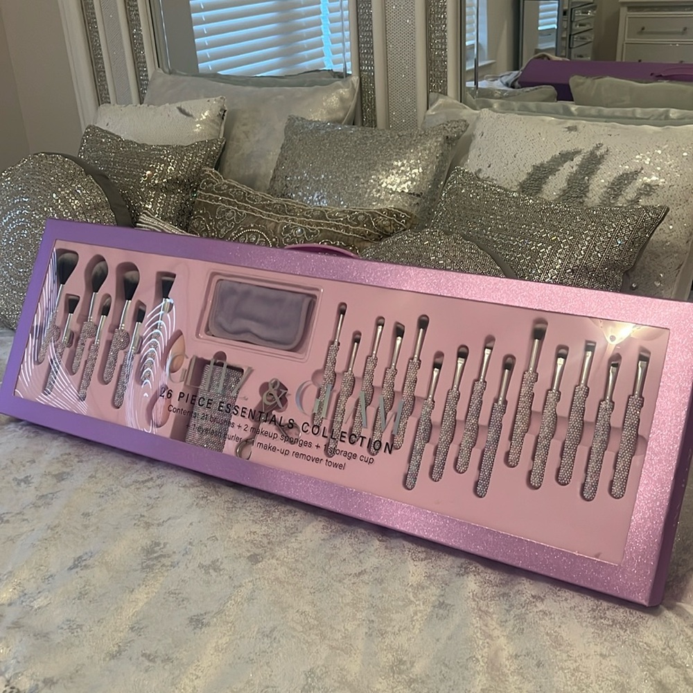 GLITZ AND GLAM HOLIDAY MAKEUP BRUSHES